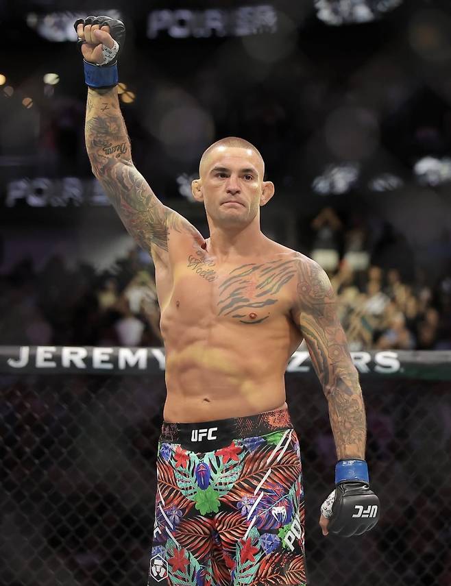 ‘UFC 상남자’ 할로웨이, ‘은퇴’ 포이리에 드디어 꺾었다…훈훈했던 옥타곤 마지막 경기