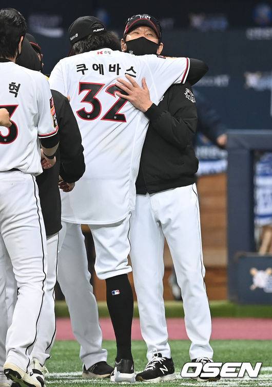 ‘쿠에바스 떠나는 날’ 이강철 감독 “미운 정 고운 정 다 들었는데…타이브레이크 잊지 못할 것” [오!쎈 수원]
