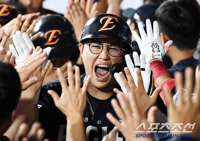 (류)현진이 형! 승리해야지…'정규직 외인' '주장' 모두 터졌다…'10득점 폭발' 한화, KT 잡고 9연승 질주 [수원 리뷰]