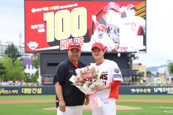 '타이거즈 역대 최초' 역사 쓴 KIA 믿을맨 전상현, 100홀드 달성 시상식 개최