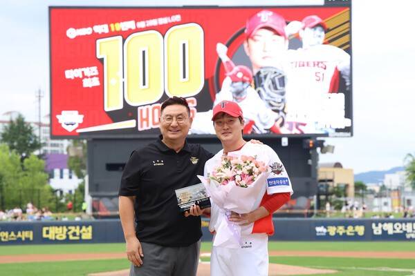 '타이거즈 역대 최초' 역사 쓴 KIA 믿을맨 전상현, 100홀드 달성 시상식 개최