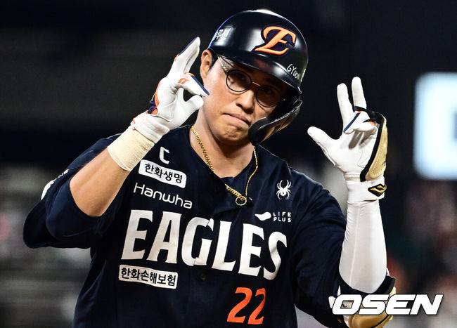 ‘1위 한화가 미쳤어요’ 만루홈런 외치자 진짜 만루홈런 쳤다! KT 10-0 완파→9연승 질주…류현진 51일 만에 승리 기쁨 [수원 리뷰]