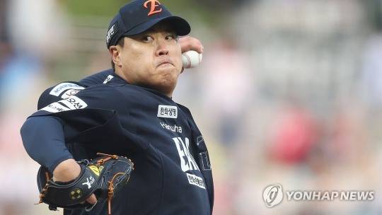 '류현진, 그렇게 던지면 곤란한데...' 제구력이 정말 기가 막혀...한화, 확실한 선발 폰세와 류현진 2명으로도 한국시리즈 우승 가능