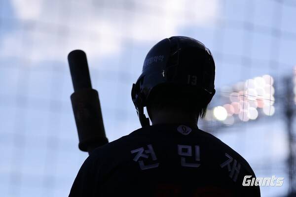 '타율 0.121' 전민재의 부진, 단순 '체력 저하' 아닌 '원점 복귀'일지도 모른다…롯데 유격수 고민 다시 올라오나