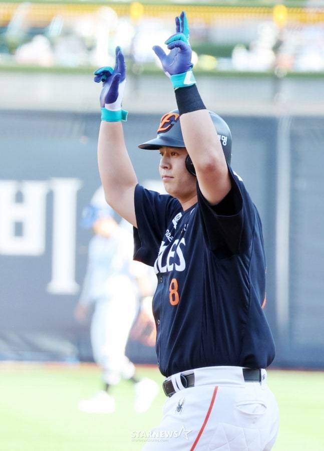 '병살타 2위-타율 0.234' 한화 노시환, 뭐가 무서워 고의4구로 거르나... 김경문 감독 믿음엔 이유가 있다