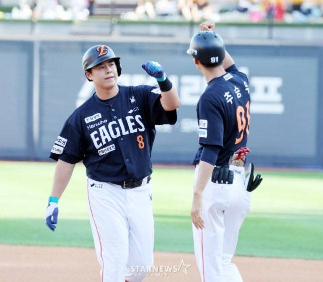 '병살타 2위-타율 0.234' 한화 노시환, 뭐가 무서워 고의4구로 거르나... 김경문 감독 믿음엔 이유가 있다