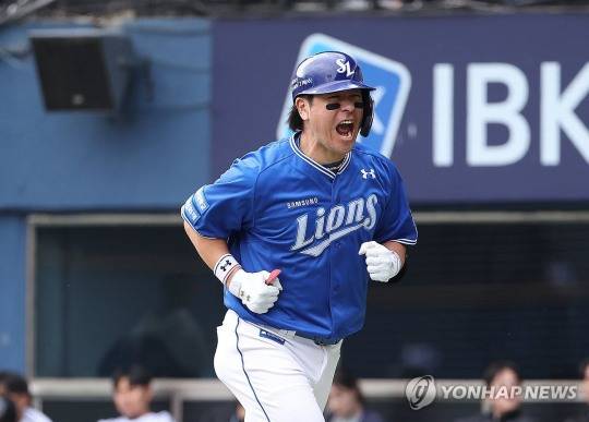 '강민호 롯데 컴백?' 느닷없는 복귀설에 롯데 팬들 '갑론을박'...