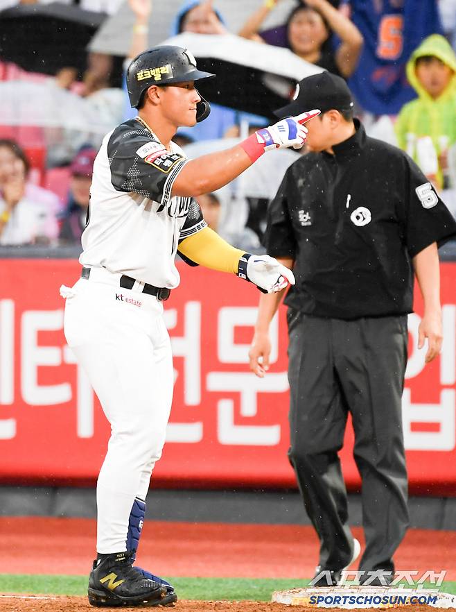'규정 타석 임박' KBO 신기록 타자 역전? 140m 홈런보다 6할 출루가 더 무섭다