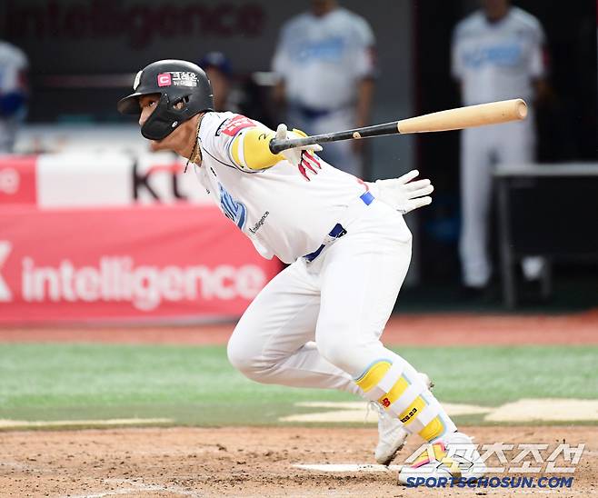 '규정 타석 임박' KBO 신기록 타자 역전? 140m 홈런보다 6할 출루가 더 무섭다