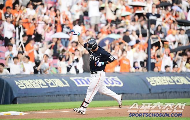 10연승 열차 출발! 한화 노시환, 괴력 솔로포 → 잠실 가장 깊은 곳 넘겼다! 거의 130m 날아가