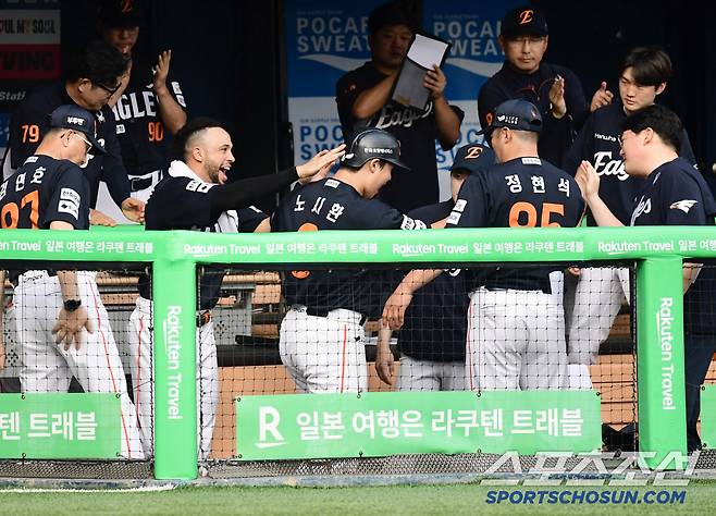 10연승 열차 출발! 한화 노시환, 괴력 솔로포 → 잠실 가장 깊은 곳 넘겼다! 거의 130m 날아가