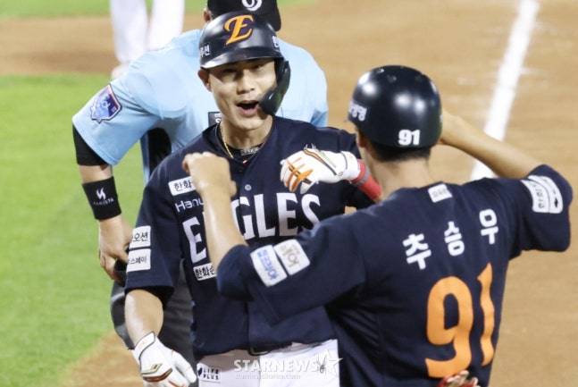 '와' 진짜 지는 법 잊은 한화, 40년 만에 시즌 10연승 2번 대기록! 두산 2-1 제압 [잠실 현장리뷰]