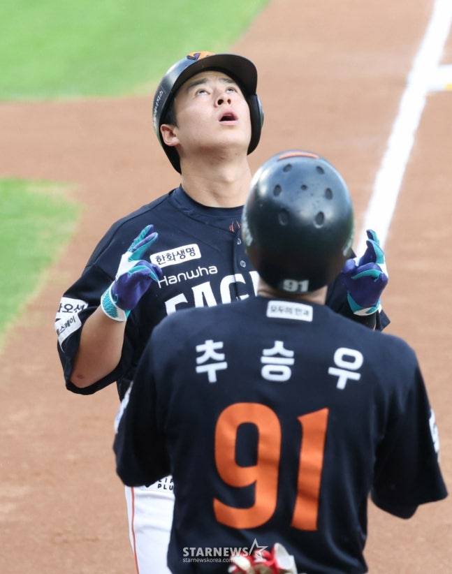 '와' 진짜 지는 법 잊은 한화, 40년 만에 시즌 10연승 2번 대기록! 두산 2-1 제압 [잠실 현장리뷰]