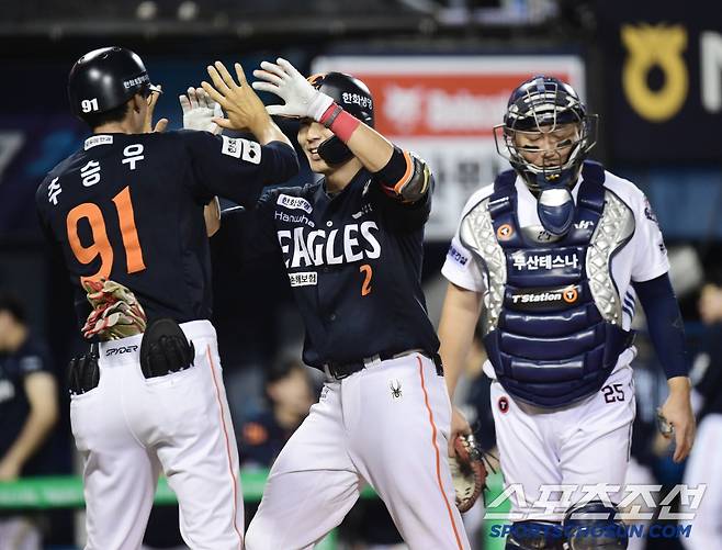 절대 1강 최강 한화, 9회말 아찔했다! 12연승+10연승 → 두산 제물 삼아 '40년 묵은 진기록' 깨웠다