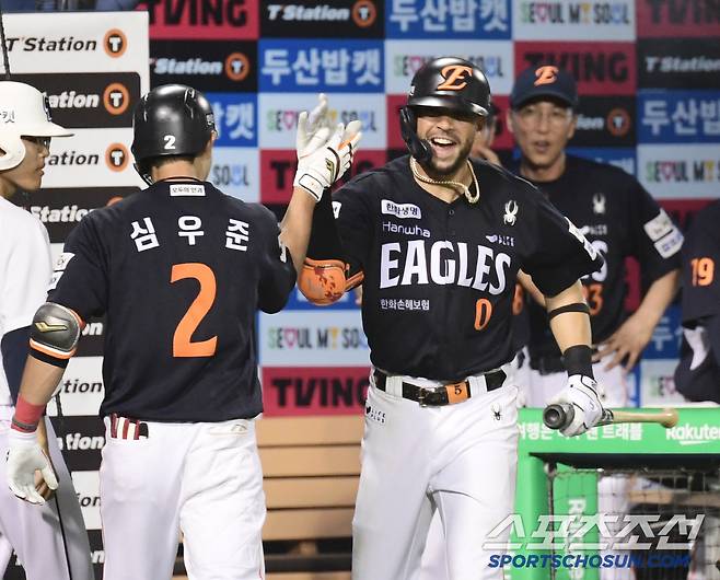 절대 1강 최강 한화, 9회말 아찔했다! 12연승+10연승 → 두산 제물 삼아 '40년 묵은 진기록' 깨웠다