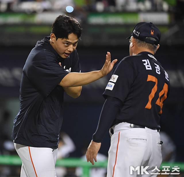 “높은 집중력 보여준 우리 선수들 칭찬하고파”…40년 만에 한 시즌 두 번째 10연승 달성한 김경문 한화 감독의 미소 [MK잠실]