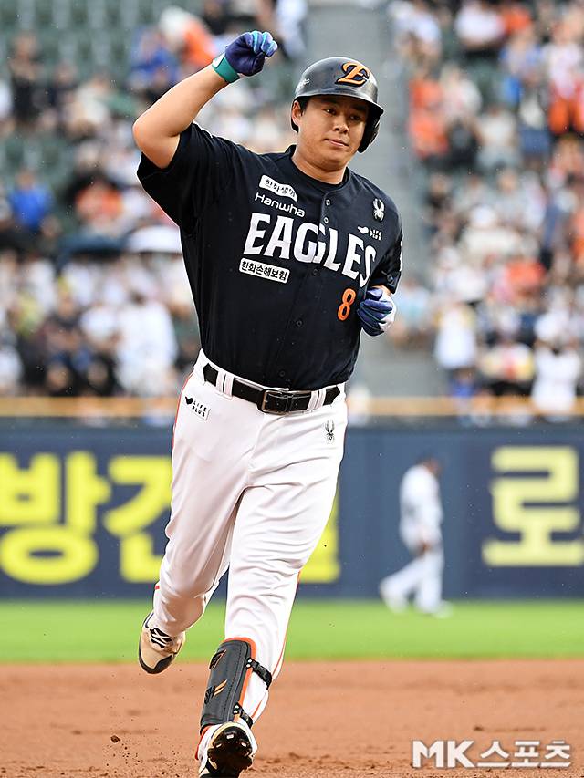 “높은 집중력 보여준 우리 선수들 칭찬하고파”…40년 만에 한 시즌 두 번째 10연승 달성한 김경문 한화 감독의 미소 [MK잠실]