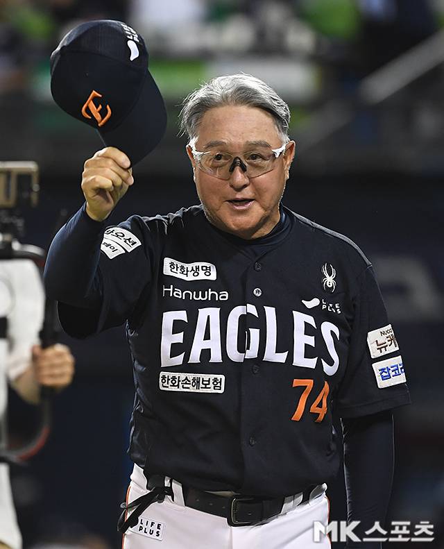 “높은 집중력 보여준 우리 선수들 칭찬하고파”…40년 만에 한 시즌 두 번째 10연승 달성한 김경문 한화 감독의 미소 [MK잠실]