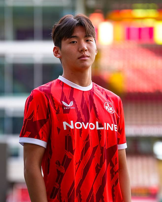 ‘한국 축구 최초 EPL 진출 센터백’ 김지수, 카이저슬라우테른 임대…“붉은 악마 유니폼 입게 돼 영광, 선수로서 더 발전하고파” [오피셜]