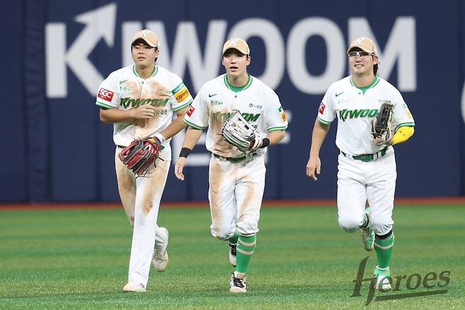 1사 만루 병살타→환상적인 호수비...냉탕·온탕 오간 어준서, 설종진 체제 첫 승 '신스틸러'