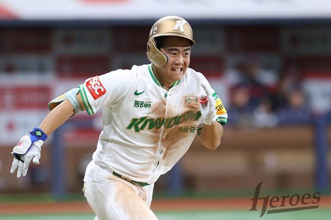 1사 만루 병살타→환상적인 호수비...냉탕·온탕 오간 어준서, 설종진 체제 첫 승 '신스틸러'