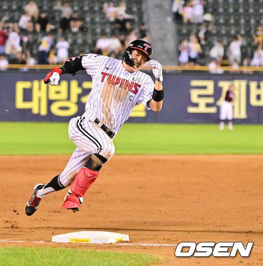 9회 노히트 깬 데뷔 첫 홈런→역전승 이끈 741일 만에 홈런→9회 극적인 동점 스리런, LG 똑딱이들의 첫 홈런은 짜릿하다