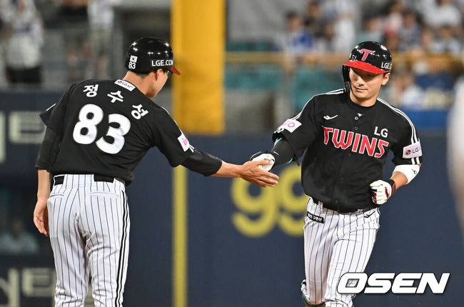 9회 노히트 깬 데뷔 첫 홈런→역전승 이끈 741일 만에 홈런→9회 극적인 동점 스리런, LG 똑딱이들의 첫 홈런은 짜릿하다