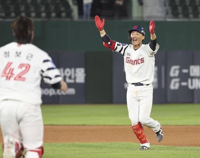 '싹쓸이 적시타 → 고의4구' 위압감... 복귀 시동 건 롯데 '50억' 내야수