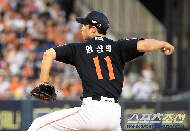 1위팀도 이런 날이.. 엄상백 6실점 와르르 → 두산, 4회에 한화 터뜨렸다. 10-0 리드