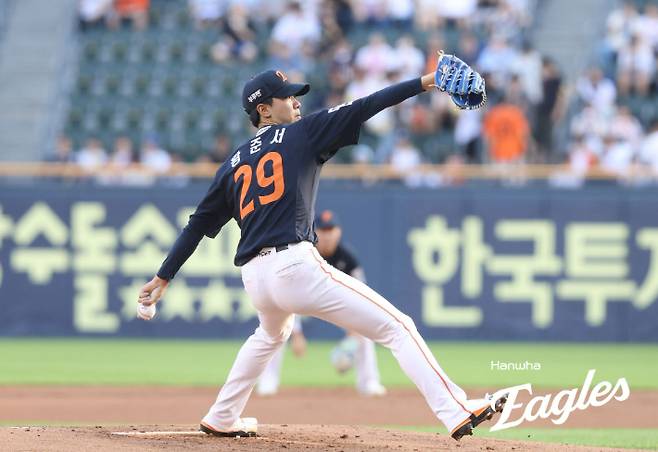 '절대 1강 한화, 단 1개의 아픈 손가락' 78억 엄상백의 충격적 부진, 대체자 황준서도 무너졌다