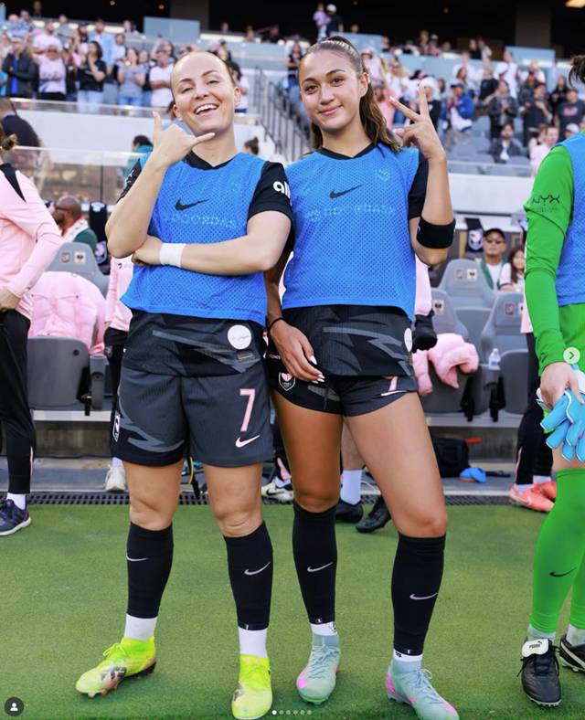 [오피셜] 한국 여자축구 18살 공격수, 美 소속팀과 3년 재계약→곧바로 단기 임대이적