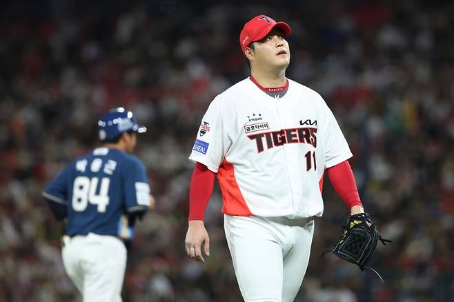 KIA 필승조가 수상하다→'왜 하필 이때...' 사령탑 고민 깊어지나... 대투수 어깨가 더욱 무겁다