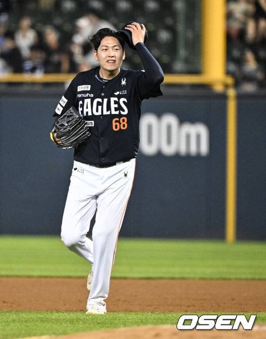 ‘완봉 페이스였는데’ 한화 왜 70구 괴물 외인 7회 교체했나…통한의 어깨 부상→9위팀에 일격, LG가 4G차 맹추격한다