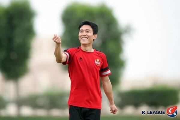 '레전드의 은퇴 선언' 35세 나이로 10여 년 활약한 FC서울 떠나 첫 해외진출...