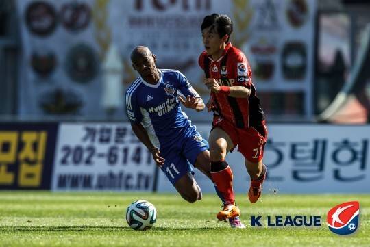 '레전드의 은퇴 선언' 35세 나이로 10여 년 활약한 FC서울 떠나 첫 해외진출...