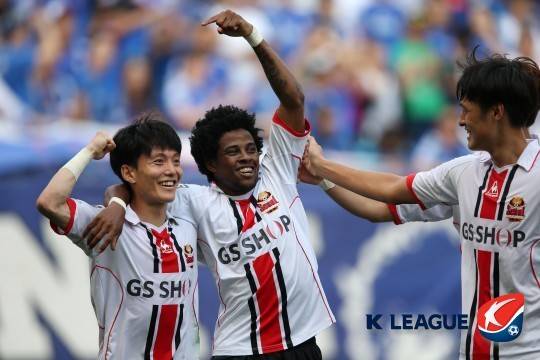 '레전드의 은퇴 선언' 35세 나이로 10여 년 활약한 FC서울 떠나 첫 해외진출...