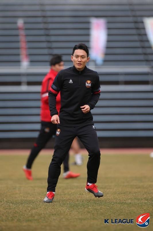 '레전드의 은퇴 선언' 35세 나이로 10여 년 활약한 FC서울 떠나 첫 해외진출...