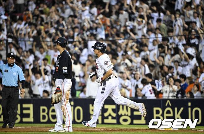 ‘115억’ 예비 FA 거포, 내년 얼마 줘야하나…273홈런 김동주 소환+韓 좌타자 대기록까지 ‘베어스 역사가 되어간다’