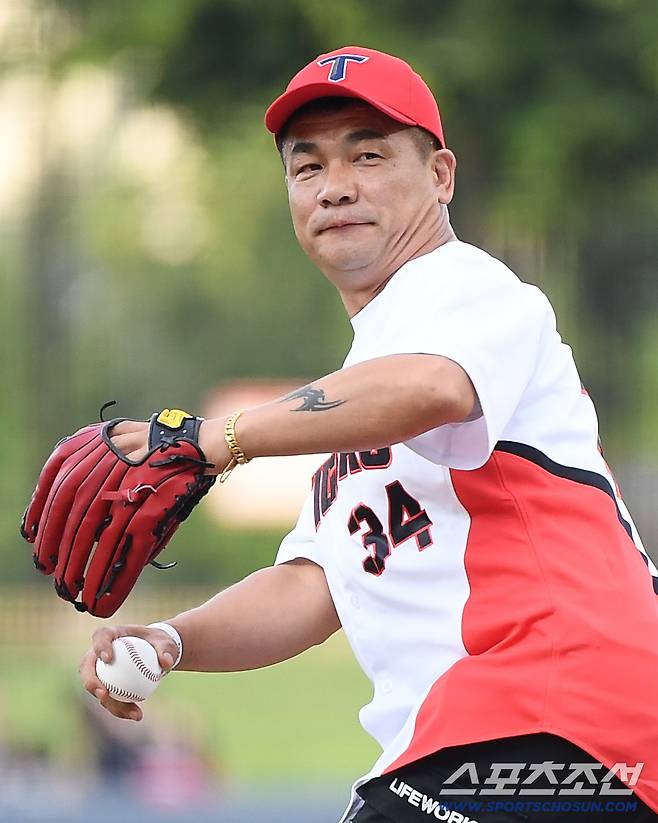 '스윕패 충격' KIA팬을 뭉클하게 만든 단 한 순간...물난리 속 노인 구한 의인의 시구 [광주 현장]