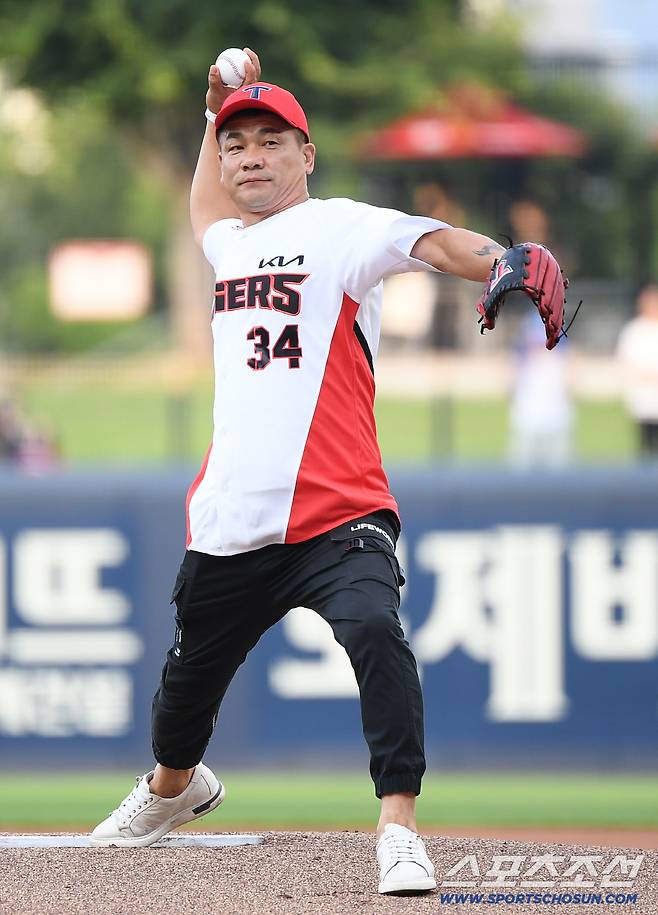 '스윕패 충격' KIA팬을 뭉클하게 만든 단 한 순간...물난리 속 노인 구한 의인의 시구 [광주 현장]