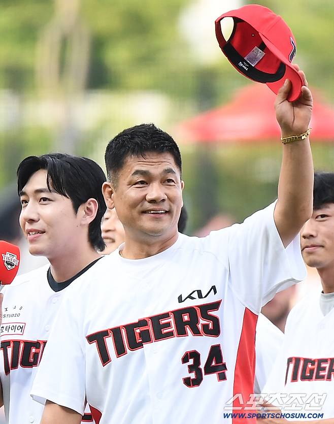 '스윕패 충격' KIA팬을 뭉클하게 만든 단 한 순간...물난리 속 노인 구한 의인의 시구 [광주 현장]