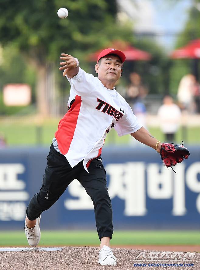 '스윕패 충격' KIA팬을 뭉클하게 만든 단 한 순간...물난리 속 노인 구한 의인의 시구 [광주 현장]