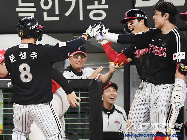 7월 내내 '9타수 무안타' 지긋지긋했던 '만루의 저주'. 문성주의 2루타로 깨지자 단숨에 8득점.