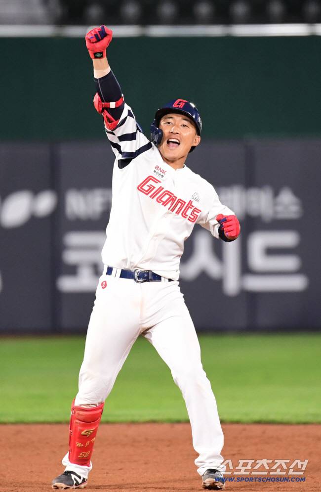'연봉 50% 삭감' 굴욕 이겨낼까? 잊혀졌던 50억 FA 부활 예고 → 2G 연속 무력시위…비난 딛고 화려한 복귀 정조준 [SC포커스]
