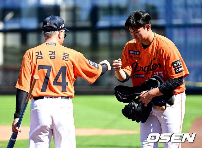 등번호 세 자릿수 선수들이 대전 신구장에 나타났다… 안주하지 않는 ‘절대 1강’ 한화와 김경문 감독 [최규한의 plog]