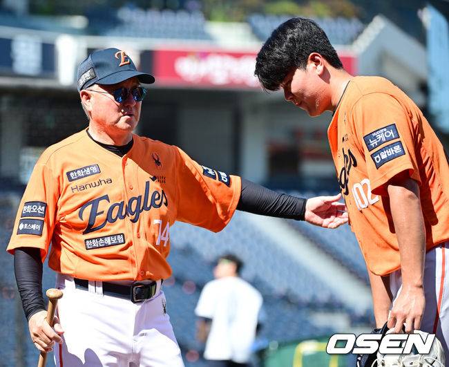 등번호 세 자릿수 선수들이 대전 신구장에 나타났다… 안주하지 않는 ‘절대 1강’ 한화와 김경문 감독 [최규한의 plog]