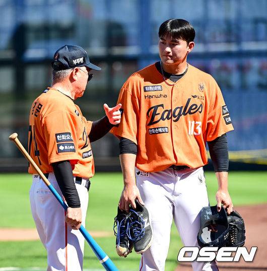 등번호 세 자릿수 선수들이 대전 신구장에 나타났다… 안주하지 않는 ‘절대 1강’ 한화와 김경문 감독 [최규한의 plog]