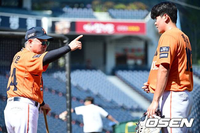 등번호 세 자릿수 선수들이 대전 신구장에 나타났다… 안주하지 않는 ‘절대 1강’ 한화와 김경문 감독 [최규한의 plog]