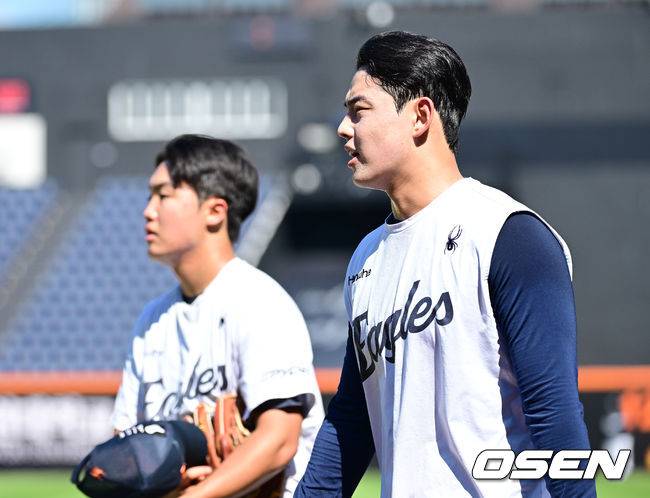 등번호 세 자릿수 선수들이 대전 신구장에 나타났다… 안주하지 않는 ‘절대 1강’ 한화와 김경문 감독 [최규한의 plog]