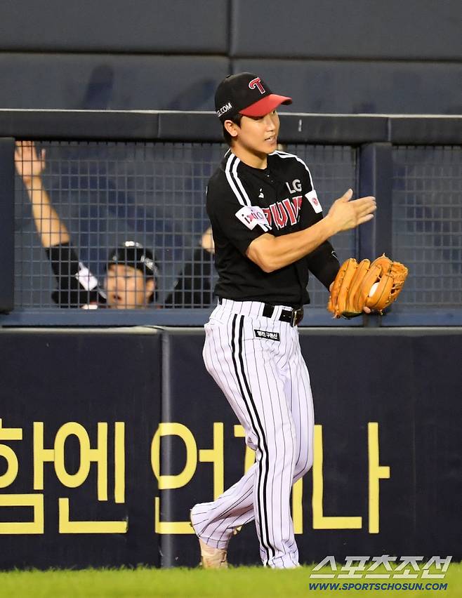 담을 진짜로 넘었다! LG 구본혁 '미친 묘기' 즉흥 플레이 아니었다 →
